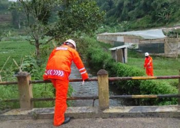 Antisipasi Luapan Air, Patroli SAR Brimob Jabar Cek Sungai Cikidang