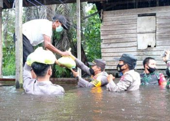 Kirim Bantuan Sembako kepada Warga, Anggota Polsek Laur Terjun Langsung ke Lokasi Banjir