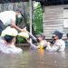 Kirim Bantuan Sembako kepada Warga, Anggota Polsek Laur Terjun Langsung ke Lokasi Banjir