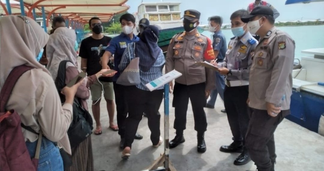 Pimpin Pengamanan Arus Balik, Kapolsek Kep Seribu Utara Himbau Wisatawan Tetap Patuhi ProKes dan Scan Check Out Barcode Peduli Lindungi