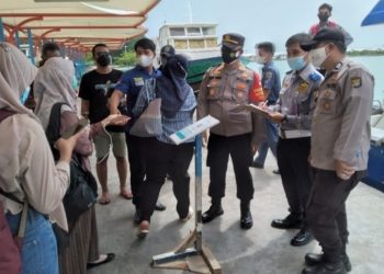 Pimpin Pengamanan Arus Balik, Kapolsek Kep Seribu Utara Himbau Wisatawan Tetap Patuhi ProKes dan Scan Check Out Barcode Peduli Lindungi