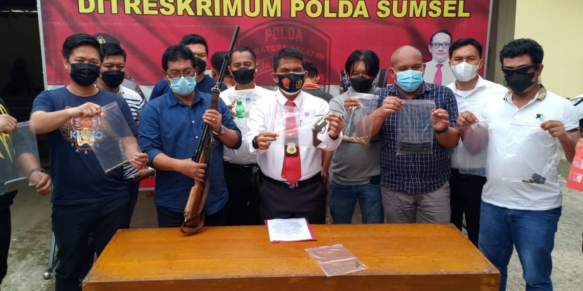 Subdit III Jatanras Dit Reskrim Um Polda Sumsel amankan dua pucuk senpira jenis Revolver dari dua pelaku