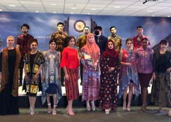 20 Model Kanada Kenakan Busana Muslimah Batik dan Tenun Indonesia