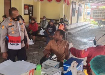 Binmas Noken Bersama Polres Jayawijaya Buka Gerai Vaksinasi Covid-19 bagi Masyarakat