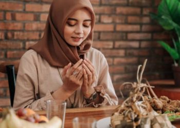 Ilustrasi. Wanita melunasi hutang puasa